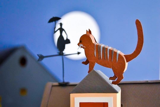 Arte con Papel - Un gato encima de un tejado intenta alcanzar la luna. Detalle de diorama.