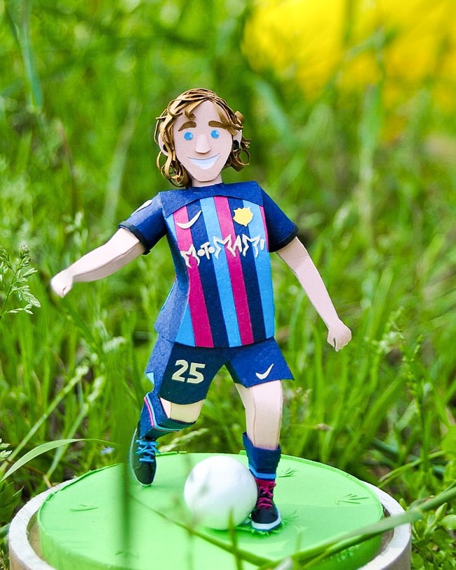 Arte con Papel - Retrato de jugador de fútbol vestido con la equipación del Barça. Escultura de papel.