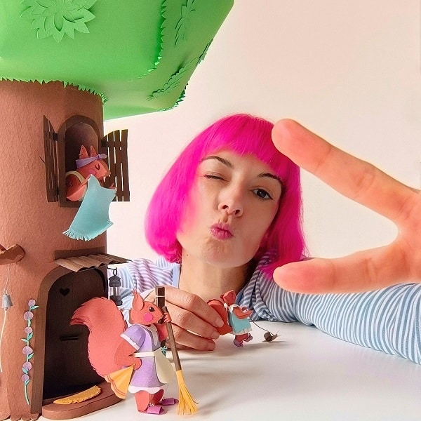 Paper Artist - Tònia selfie with paper squirrels and tree from diorama "Life"